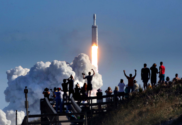 Falcon Heavy při startu.