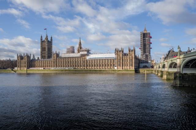 Britský parlament.