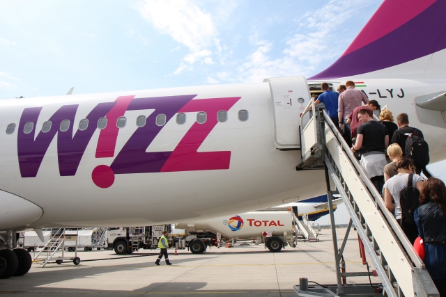 Letadlo aerolinek Wizz Air v Eidhovenu. 