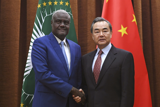 Vlevo předseda Africké unie Moussa Faki Mahamat a činský ministr zahraničí Wnag Yi.