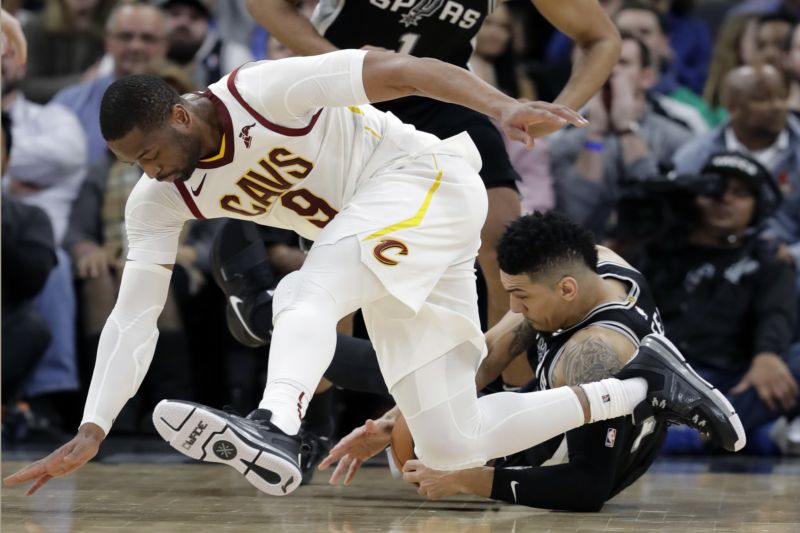 Dwyane Wade (vlevo) a Danny Green (vpravo).