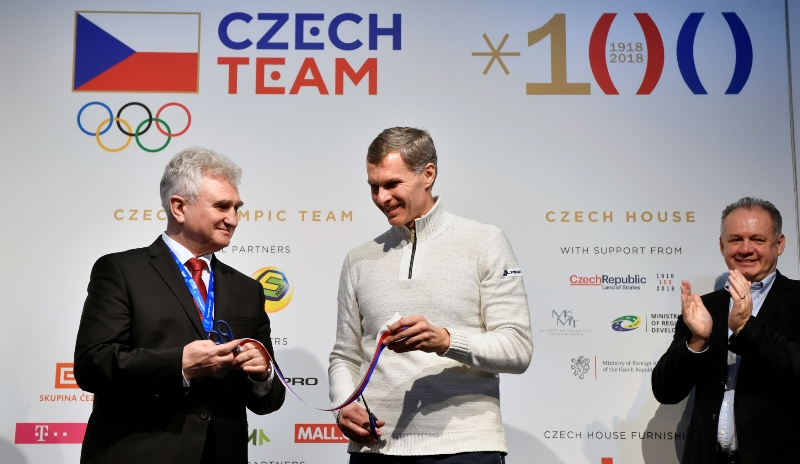 Předseda ČOV Jiří Kejval pomohl slavnostně přestřihnout pásku u Českého domu. Předseda ČOV Jiří Kejval pomohl slavnostně přestřihnout pásku u Českého domu.