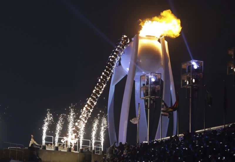 V Pchjongčchangu již hoří olympijský oheň.