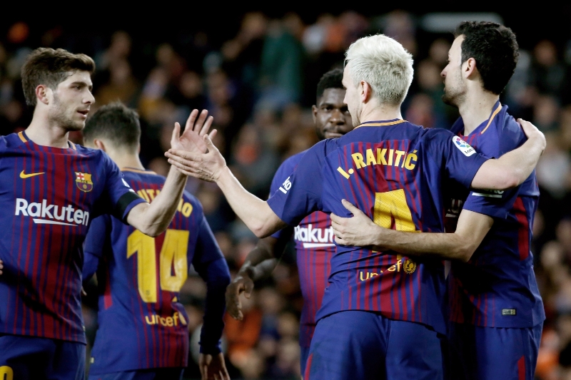 Fotbalisté Barcelony se radují z vítězství ve španělském poháru.