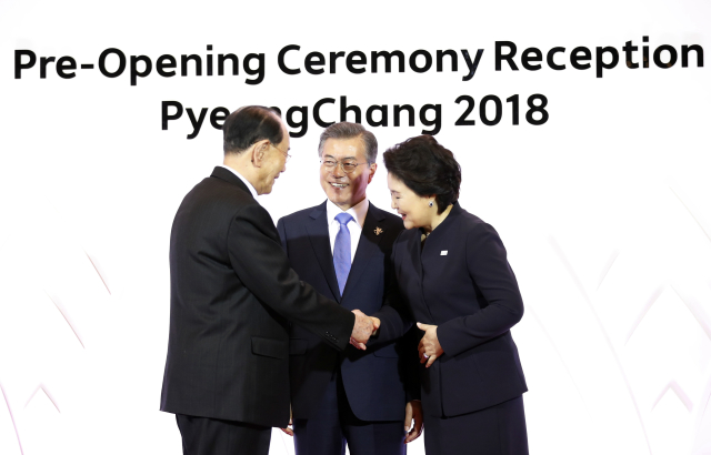 Předseda severokorejského parlamentu Kim Jong-nam, prezident Jižní Koreje Mun Če-in (uprostřed) a sestra Kim Čong-una, Kim Jo-čong.