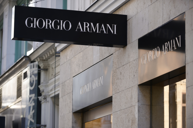 Základní škola v Tokiu objednala pro své studenty drahé uniformy od italské značky Giorgio Armani.