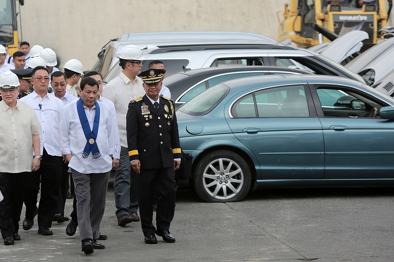 Filipínský prezident Rodrigo Duterte (uprostřed). Filipínský prezident Rodrigo Duterte (uprostřed).