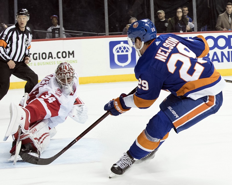 Český brankář Petr Mrázek v zápase proti New York Islanders.