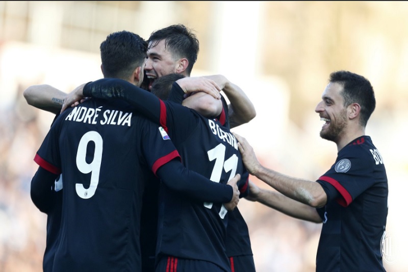 Hráči AC Milán dokázali vyhrát na hřišti Spalu.