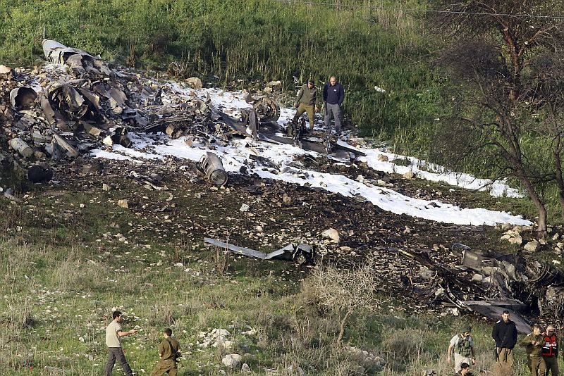 Trosky sestřelené stíhačky F-16. Trosky sestřelené stíhačky F-16.