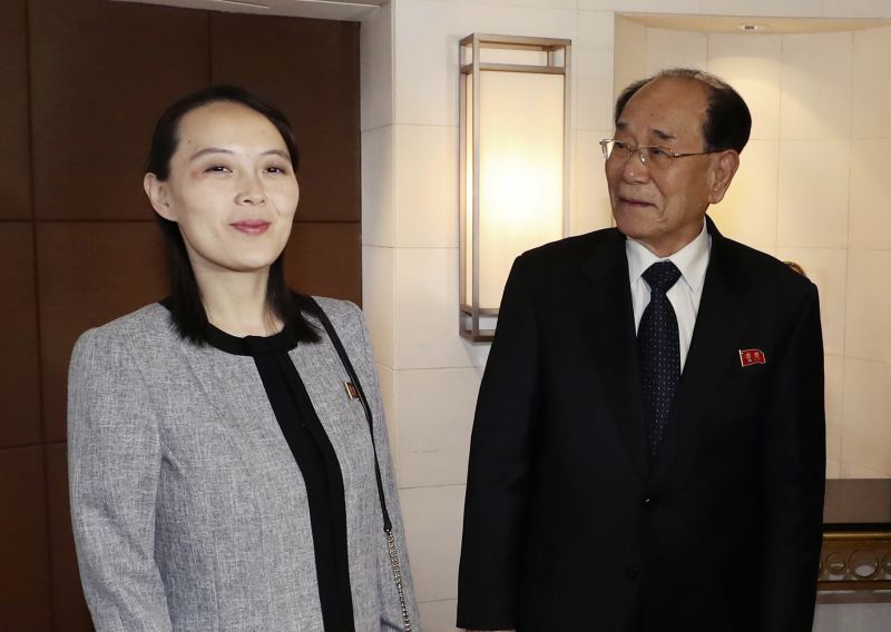 Mladší sestra autoritářského vůdce Kim Čong-ila (vlevo). Mladší sestra autoritářského vůdce Kim Čong-ila (vlevo).
