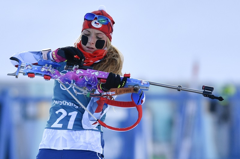 Česká biatlonistka Markéta Davidová a její malorážka v olympijském závodě.