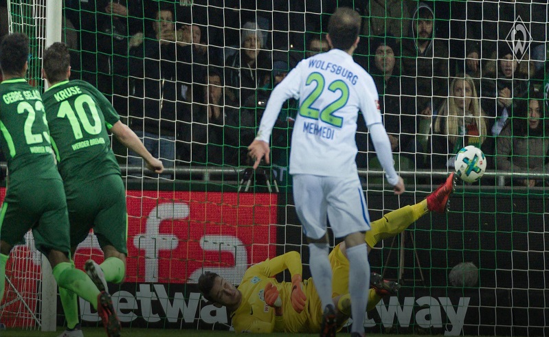 Jiří Pavlenka inkasoval z doražené penalty, jeho Brémy však vyhrály.