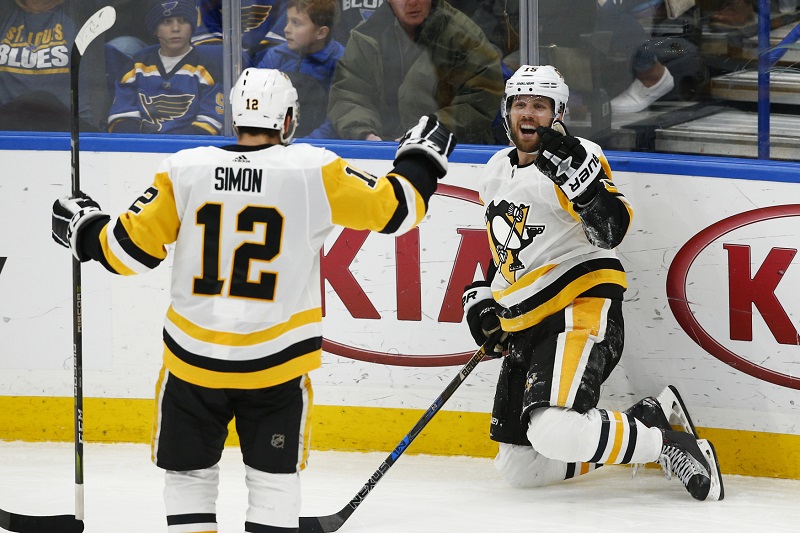 Dominik Simon přispěl dvěma asistencemi k výhře Pittsburghu.
