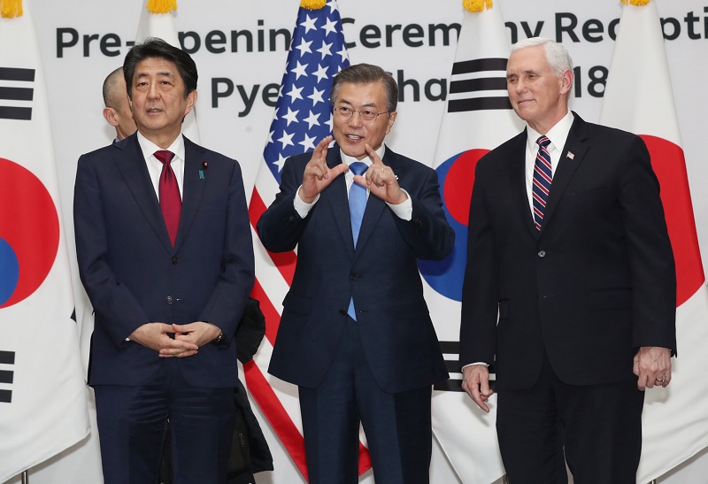 Zleva Japonský premiér Šinzó Abe, jihokorejský prezident Mun Če-in a americký viceprezident Mike Pence.