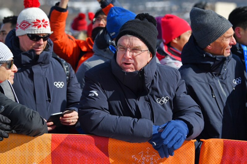 Thomas Bach olympijské závody bedlivě sleduje.