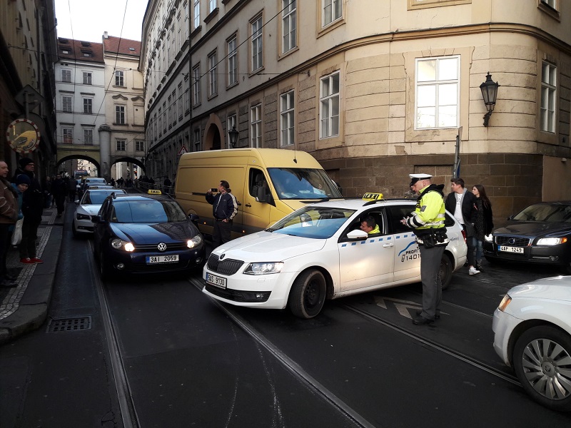 Stovky taxikářů protestujících proti alternativním službám typu Uber odjely 12. února 2018 odpoledne z pražského Strahova. Dorazili na nábřeží a začali kroužit mezi Rudolfinem a Národním divadlem. Na snímku policie řeší situaci na Smetanově nábřeží u Karlových lázní.
