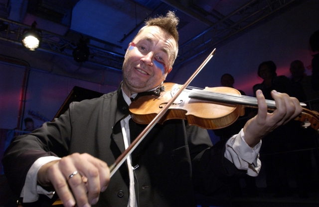 Britský houslista Nigel Kennedy.