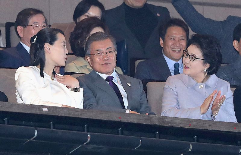 Sestra severokorejského vůdce Kim Čong-una Kim Jo-čong (vlevo) společně s jihokorejským prezidentem Mun Če-inem a jeho manželkou.