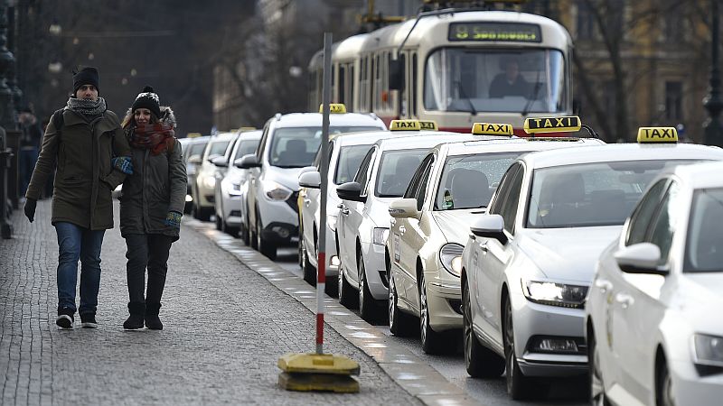Stovky taxikářů protestujících proti alternativním službám typu Uber vyjely 12. února 2018 odpoledne z pražského Strahova směrem k Národnímu divadlu. Na snímku jsou na mostě Legií.