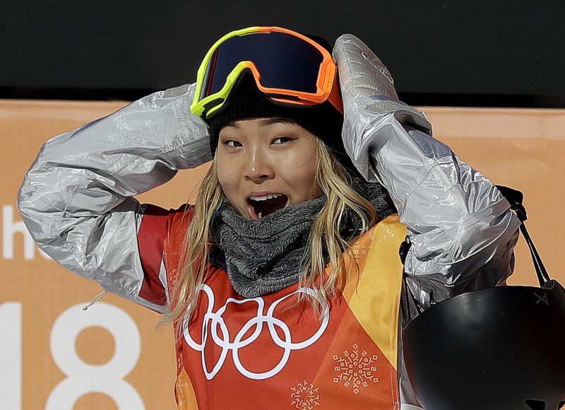 Mladá snowboardistka Kimová slaví olympijské zlato.