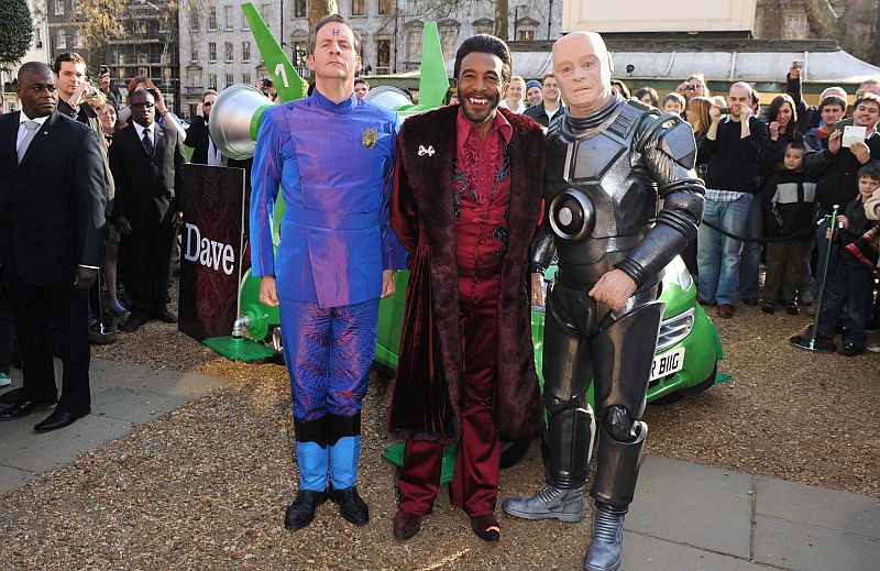 Postavy z Červeného trpaslíka. Zleva desátník Arnold Rimmer, Kocour a android Kryton.