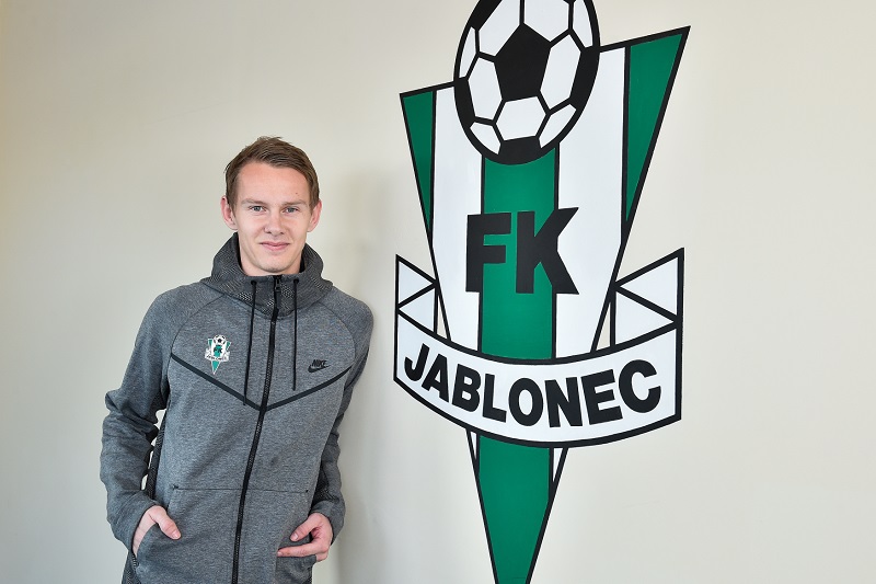 Fotbalista Jablonce Jan Chramosta pózuje u znaku svého nového klubu.