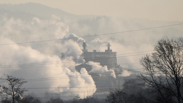 Smog z Třineckých železáren v Moravskoslezském kraji.