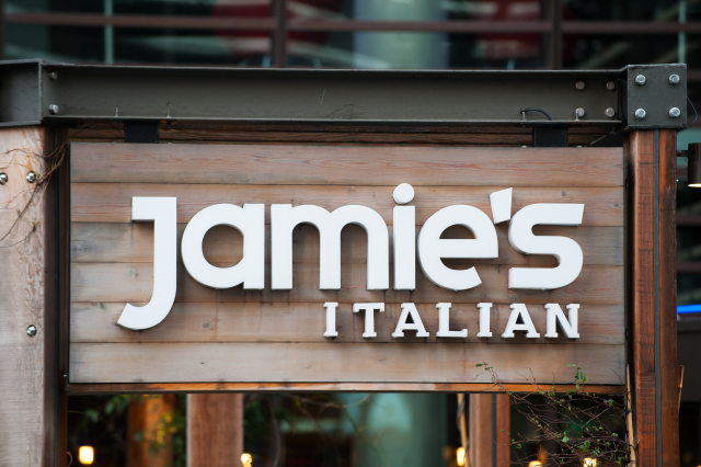 Kuchařovo jméno nese řetězec restaurací po celé Británii. 