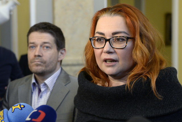 Místopředsedkyně Asociace koncesionářů v taxislužbě Karolína Venclová hovoří s novináři na Úřadu vlády v Praze.
