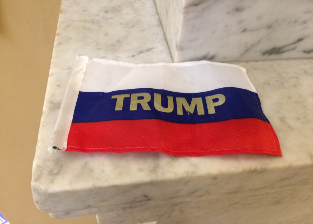 Ruská vlaječka s jménem vítězného prezidentského kandidáta Donalda Trumpa. 