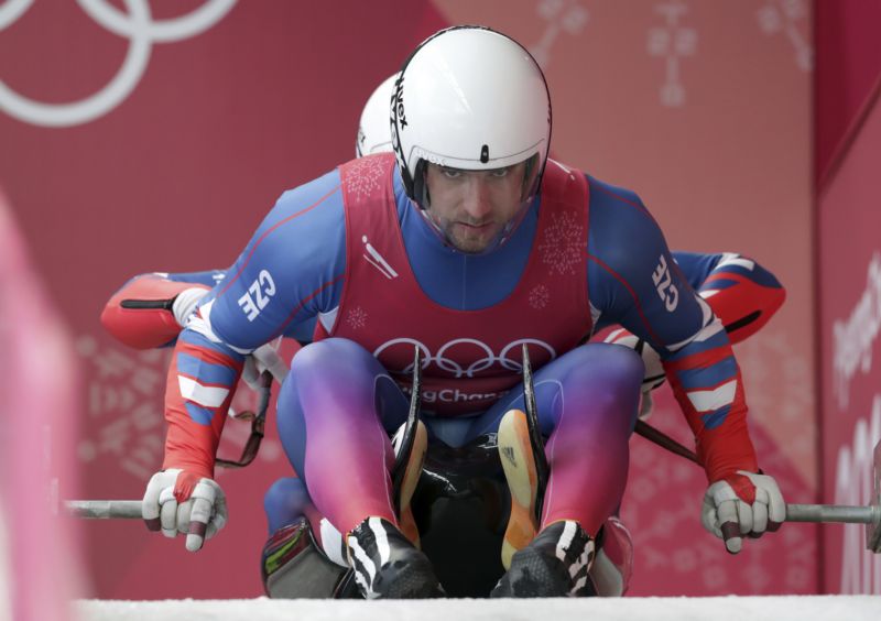 Sáňkaři Brožové v olympijském korytu. 