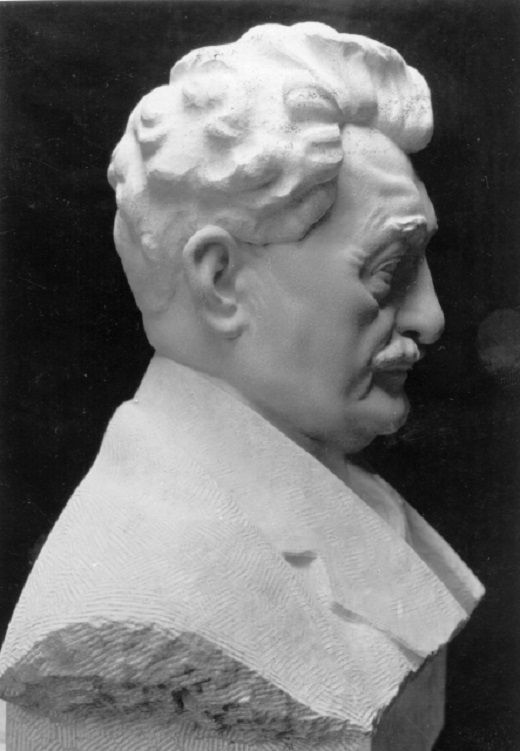 Busta Leoše Janáčka, která byla odhalena v roce 1927 ve Štramberku ,autor Emil Hlavica.