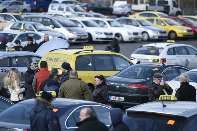 Sjezd taxikářů na pražském Strahově.