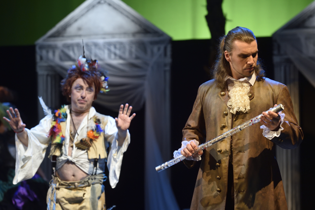 Zleva Petr Matuszek jako Papageno a Michal Bragagnolo v roli Tamina při generální zkoušce opery W. A. Mozarta Kouzelná flétna 14. února v Severočeském divadlu v Ústí nad Labem.