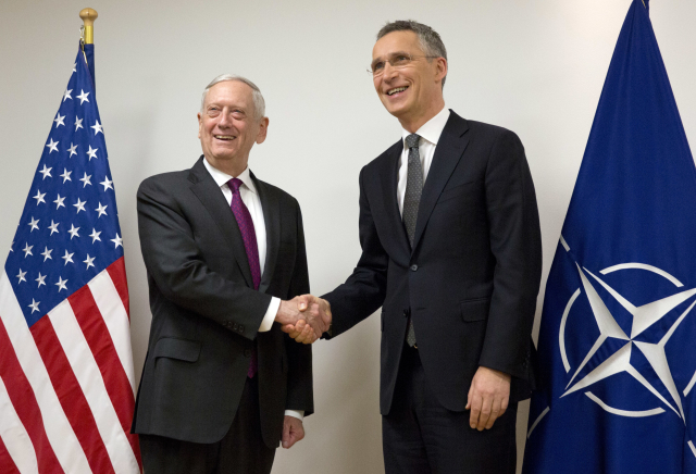 Generální tajemník NATO Jens Stoltenberg (vpravo) a ministr obrany USA Jim Mattis (vlevo).