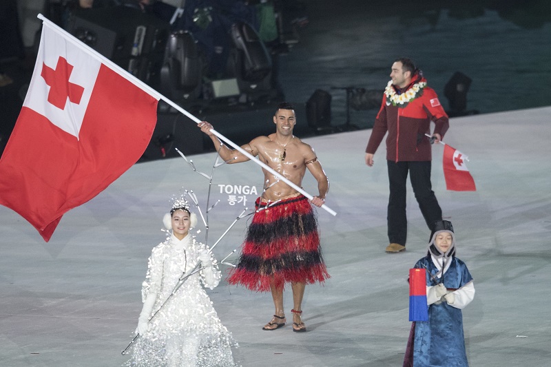 Lyžař Pita Taufatofua se chystá na svůj první start.