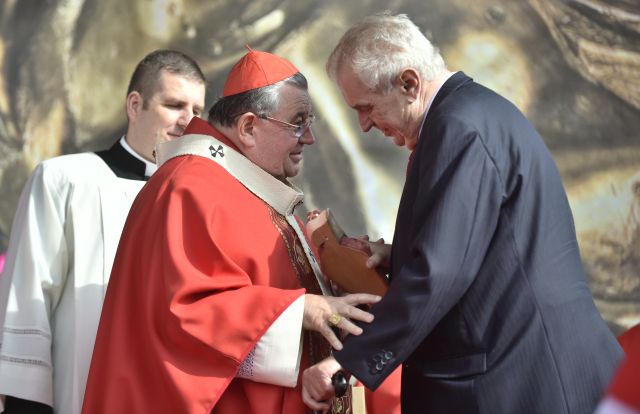 Dominik Duka (vlevo) a Miloš Zeman.