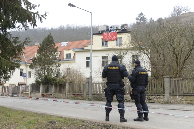 Squatteři na střeše usedlosti Šatovka. Squatteři na střeše usedlosti Šatovka.