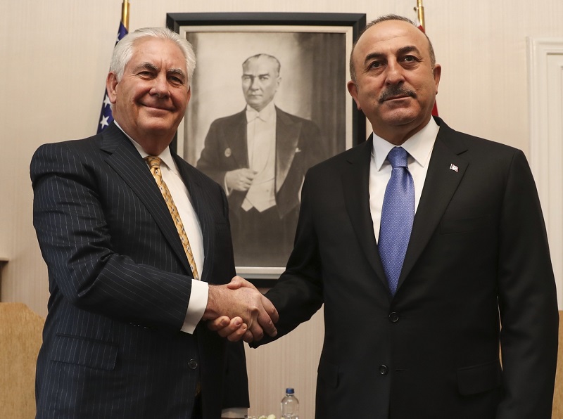 Americký ministr zahraničí Rex Tillerson (vlevo) a turecký ministr zahraničí Mevlüt Çavuşoğlu. Americký ministr zahraničí Rex Tillerson (vlevo) a turecký ministr zahraničí Mevlüt Çavuşoğlu.