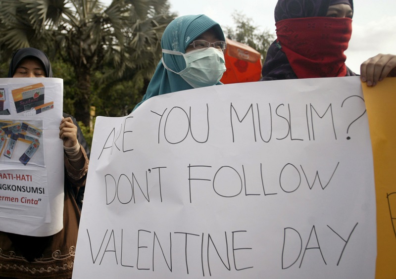 Muslimové v Indonésii protestovali proti Valentýnu. 