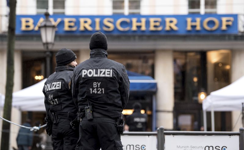 Policejní hlídka před hotelem Bayerischer Hof v Mnichově, kde se koná bezpečnostní konference. Policejní hlídka před hotelem Bayerischer Hof v Mnichově, kde se koná bezpečnostní konference.