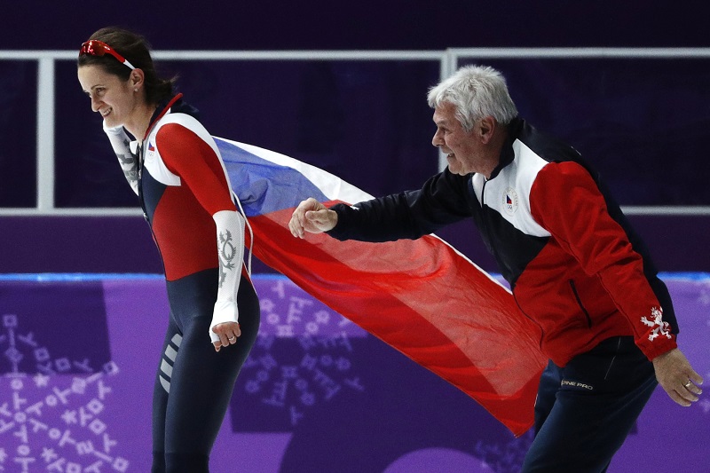 Petr Novák slaví stříbrnou medaili své svěřenkyně.