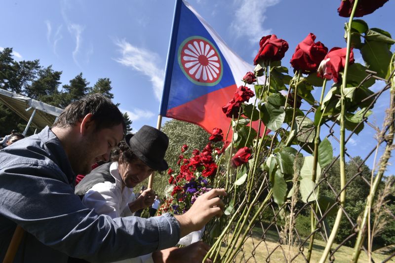 Uctění obětí holokaustu u bývalého koncentračního tábora v Letech.