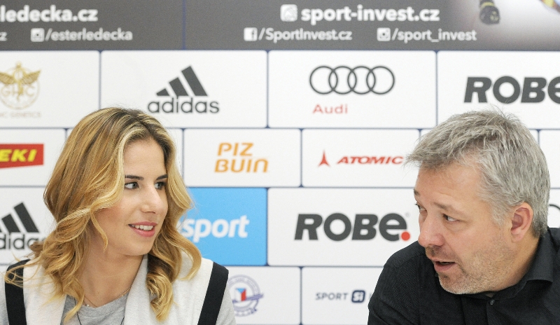 Trenér Tomáš Bank se svou svěřenkyní Ester Ledeckou. 