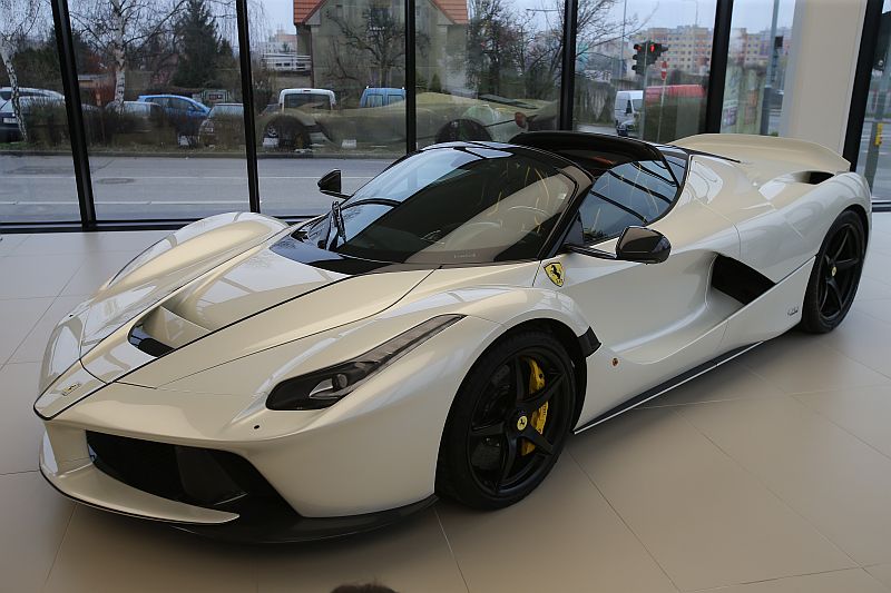 Model LaFerrari Aperta.