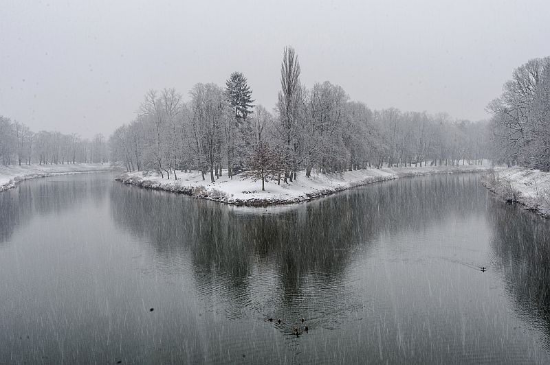 Hradec Králové zasáhlo 16. února sněžení. Na snímku je soutok řek Labe a Orlice.