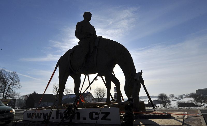Bronzová jezdecká socha Masaryka se skloněnou hlavou koně patří mezi netypické soch, které vznikly v slévárně v Horní Kalné.