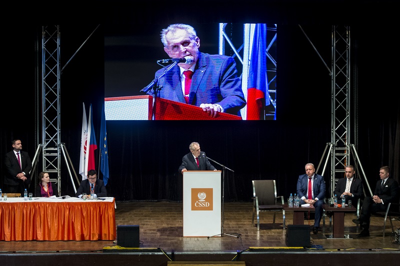 Prezident Miloš Zeman při projevu na sjezdu ČSSD. Prezident Miloš Zeman při projevu na sjezdu ČSSD.