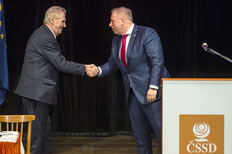 Miloš Zeman (vlevo) a Milan Chovanec na sjezdu sociální demokracie.